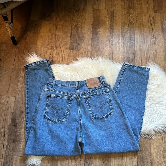 LEVI’S 550 Jeans In Medium Wash - Picture 4 of 5
